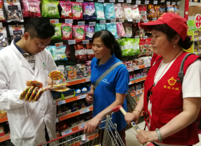 杭州嚴(yán)查學(xué)校周邊“一元食品” 以執(zhí)法利劍守護(hù)學(xué)生舌尖安全